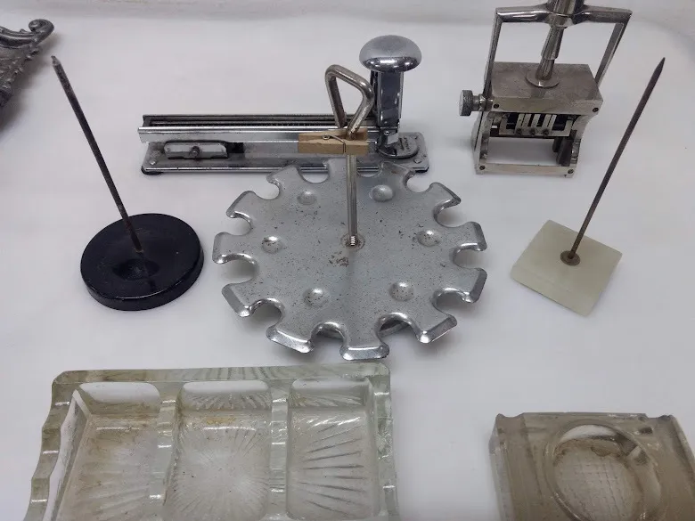 PINCHE DE ESCRITORIO BASE MARMOL