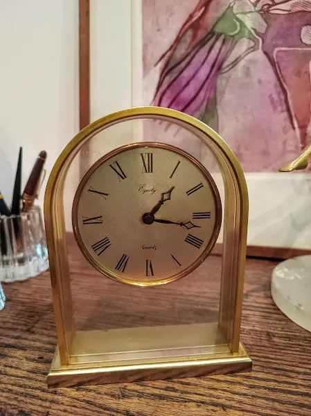 RELOJ  DORADO CUPULA EQUALITY QUARTZ Base 15 x 18 cm alto.