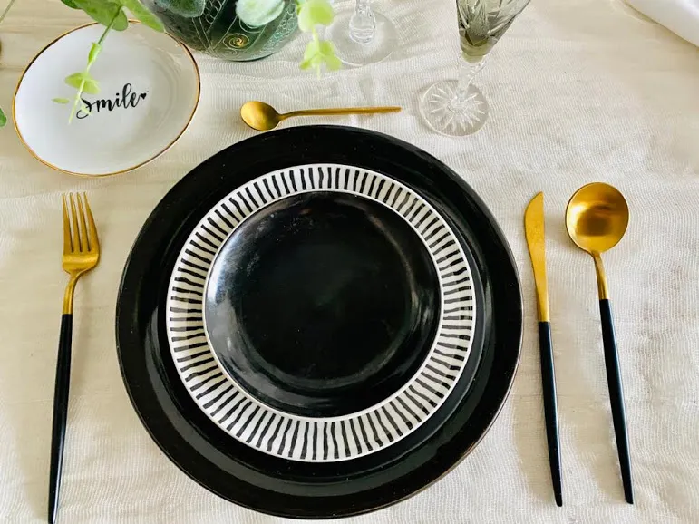 PLATO PRINCIPAL CERAMICA NEGRO  Diam 28 CM