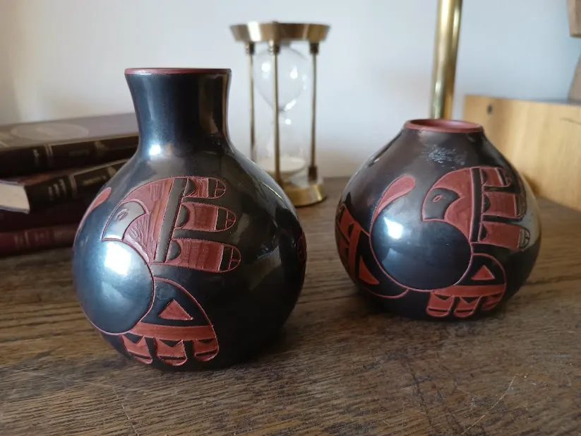 PAR DE VASIJAS ETNICAS ESMALTADAS "MANOS" VE1- VE2S"