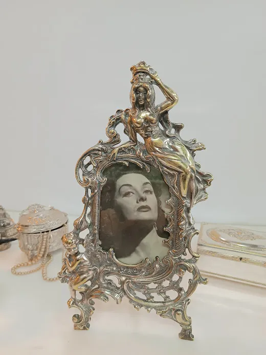 PORTA RETRATO  ART NOUVEAU CON FIGURA  DE MUJER ALT. 25 CM  int 10 x 15 cm