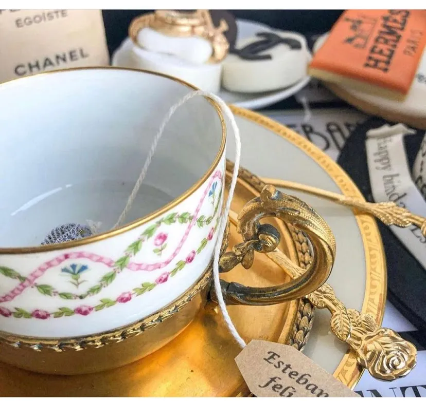 TAZA DE TE PORCELANA LIMOGE  CON BASE  BRONCE