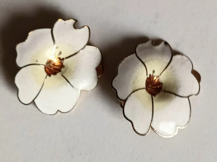 PAR DE AROS FLOR ESMALTE BLANCO  Diam. 3cm 