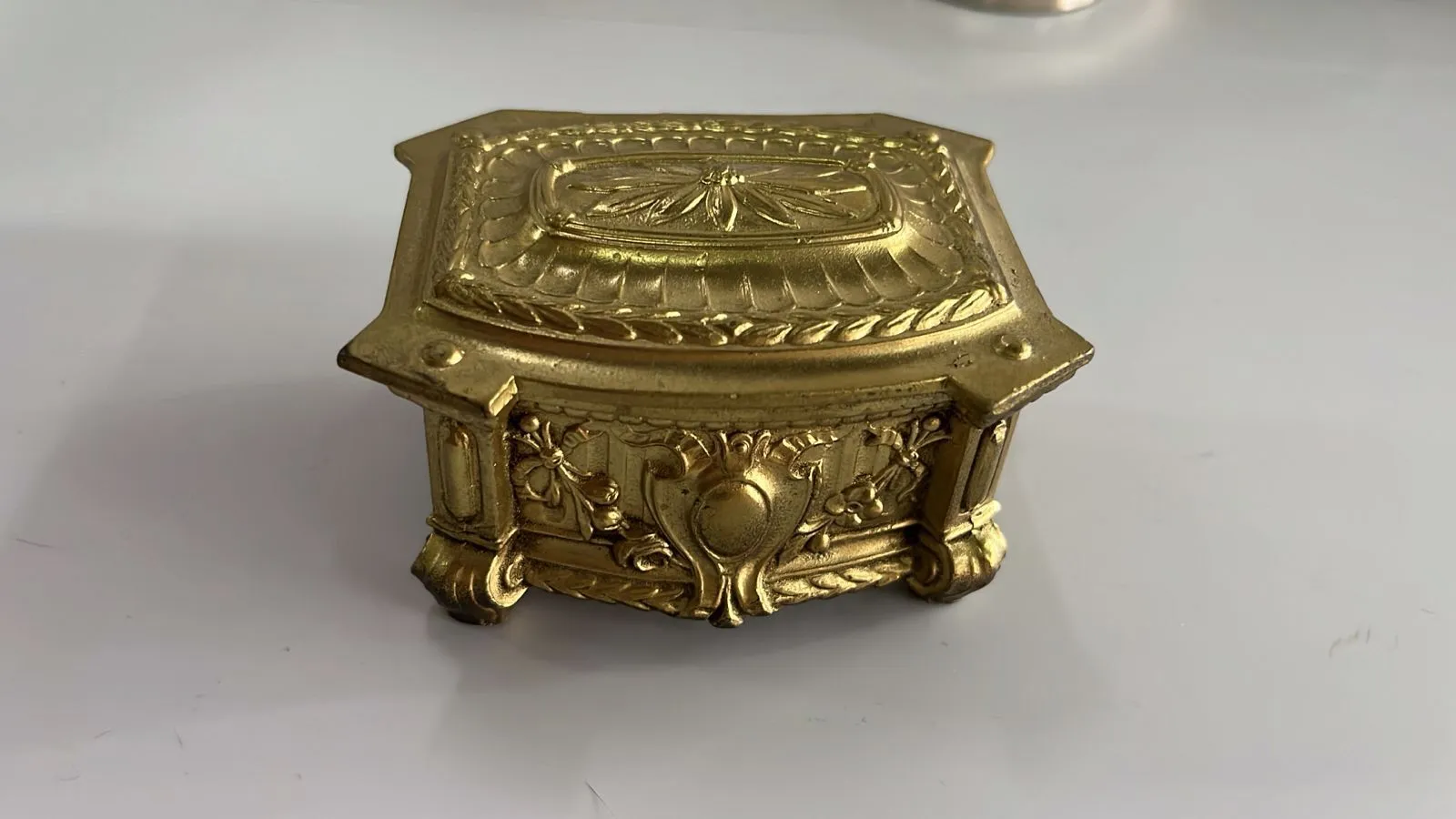 ALHAJERO METAL LABRADO ORO "DEPOSE" 10X6X4CM