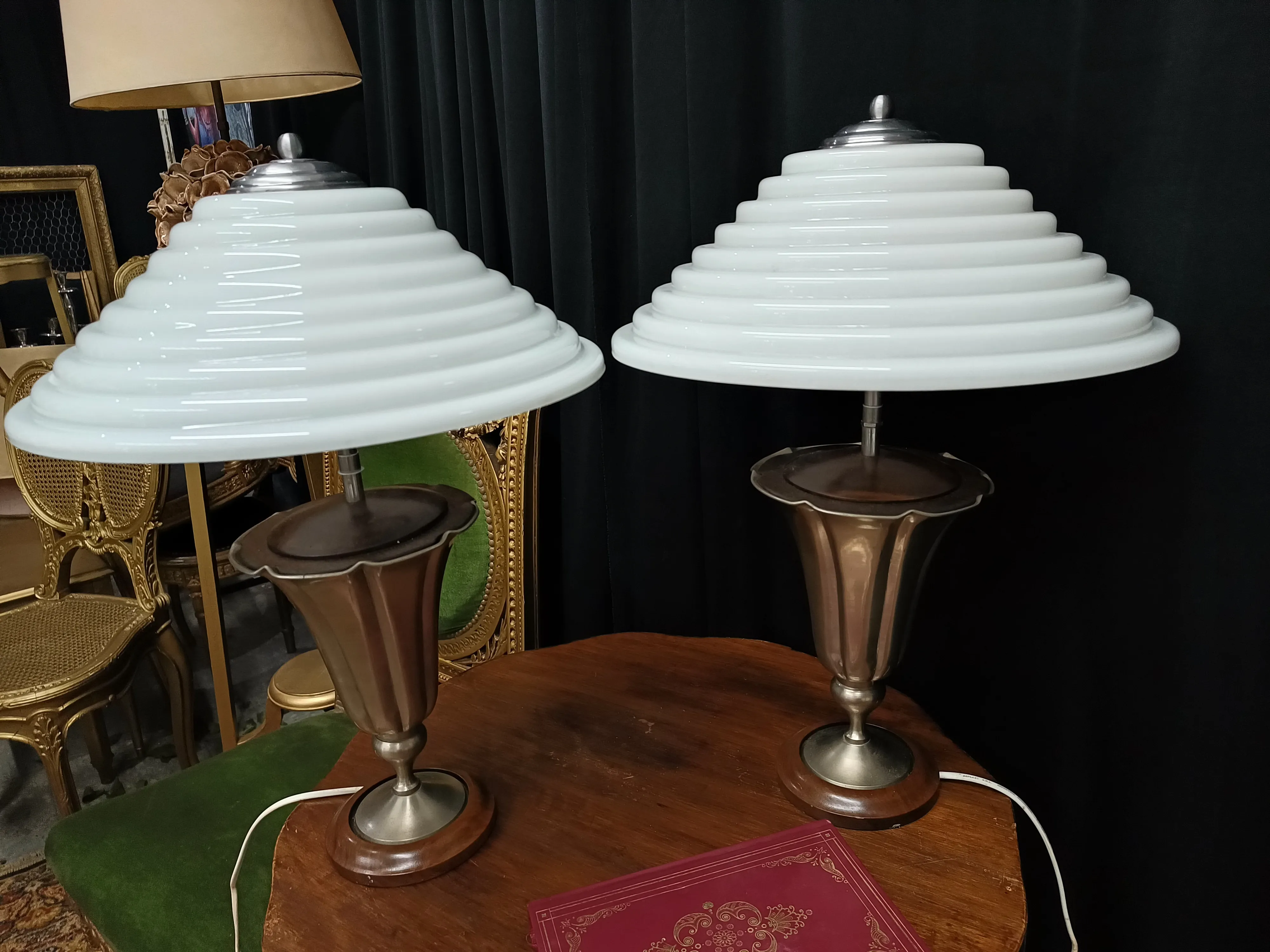 LAMPARA ART DECO  " BRANDON"  TULIPAS DE OPALINA  - BASE METAL Y CAOBA