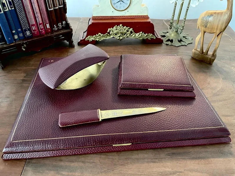 ESCRIBANIA CUERO BORDO "NEUMMAN" 47 x 33 cm