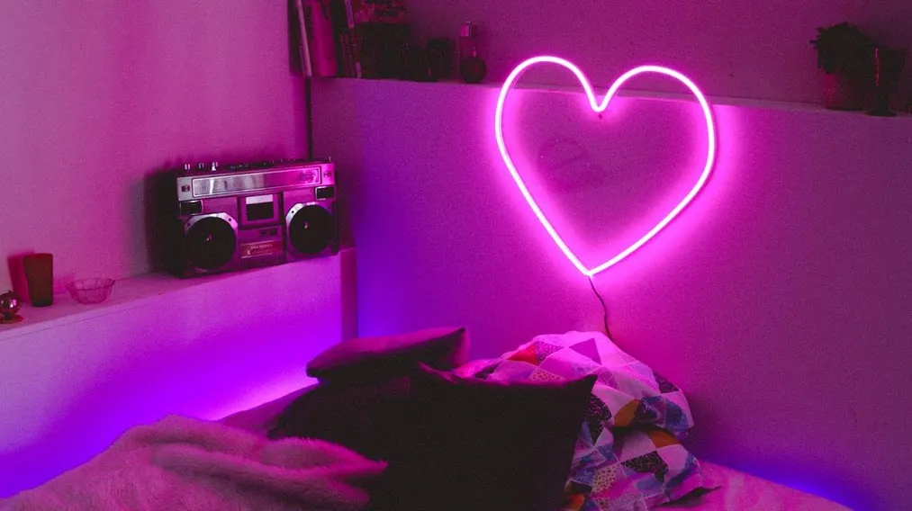 CORAZON DE NEON FUCSIA  60 X 55