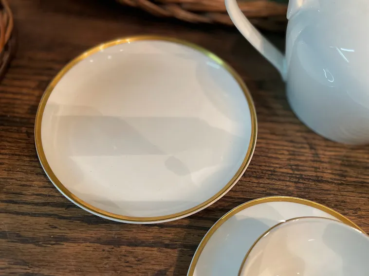 PLATOS DE ENTRADA / POSTRE  "ROYAL HARTFORD" LISO BORDE ORO  - 18 CM " ME10"