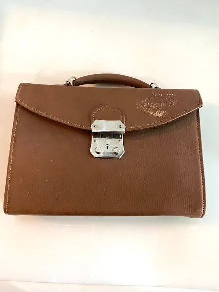 ATACHE CUERO MARRON CON JUEGO DE TOILETTE "ACM"