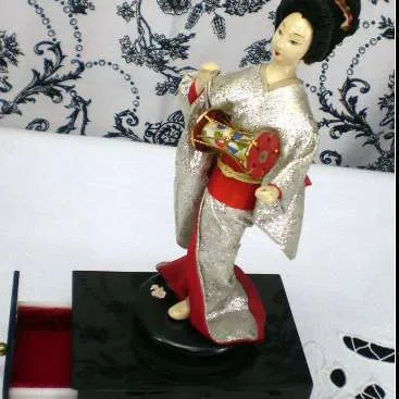 CAJA MUSICAL CON FIGURA MUJER JAPONESA