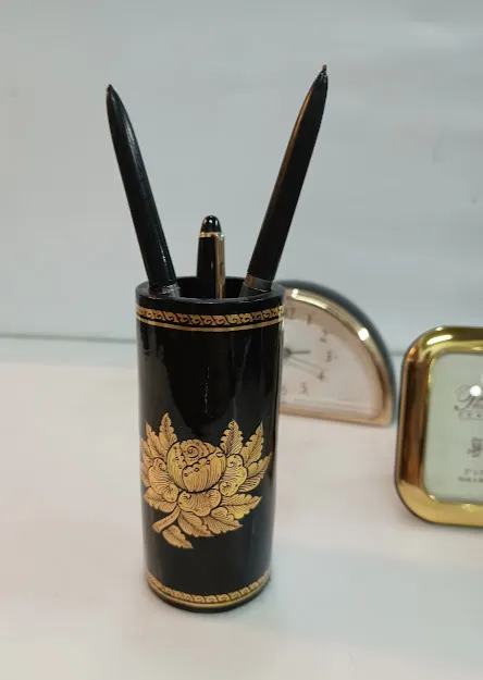 PORTALAPIZ LAQUEADO NEGRO CON FLOR DORADA