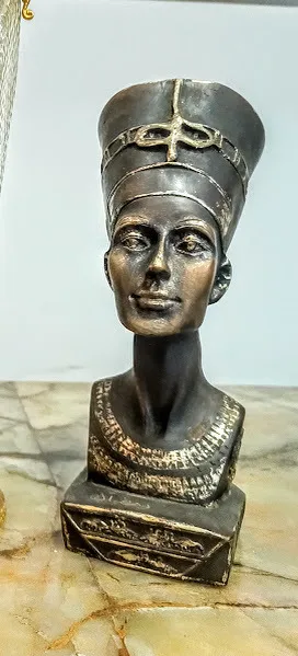 FIGURA EGIPCIA "NEFERTITIS" ALT. 24 CM - BASE 8X8 CM 