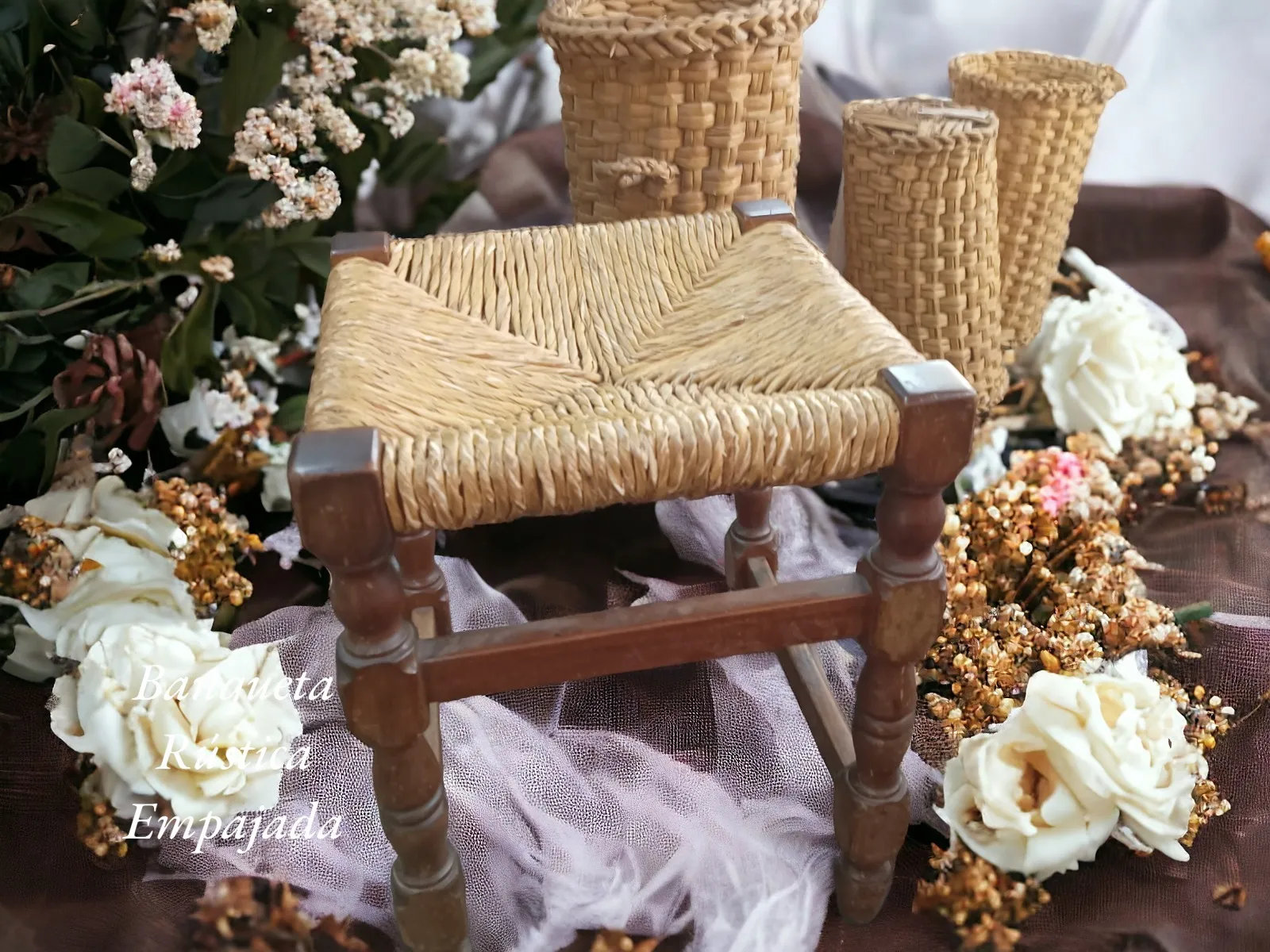 BANQUITO DE MIMBRE 45 X  45  ALTO  45 CM 