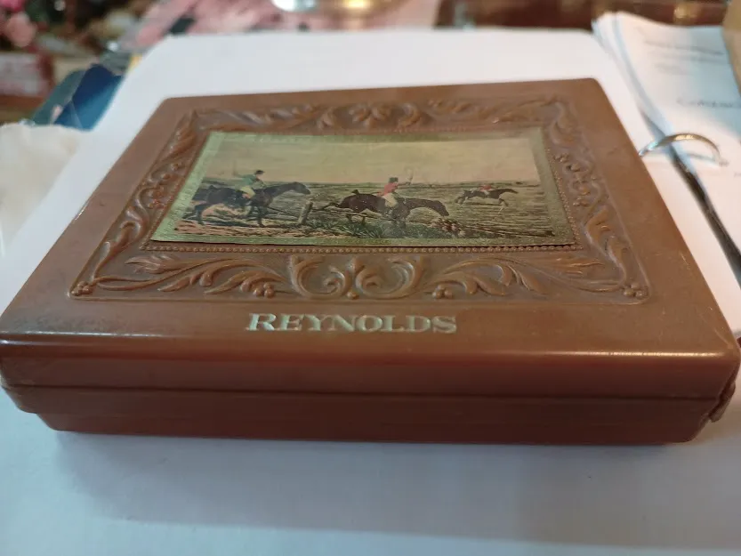 CAJA  PLASTICA CON CABALLOS "REYNOLS" 14  X 12 X 2 CM