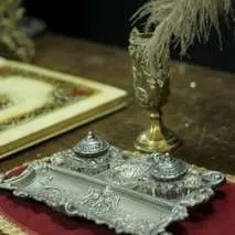 ESCRIBANIA ANTIGUA PELTRE LABRADA HARRY P