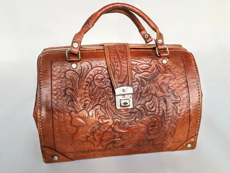 BOLSO CUERO SUELA LABRADO   CIERRE METAL - "BCR"