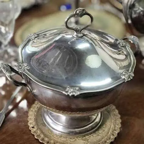 SOPERA - GUISERA CON TAPA - PLATA  ANTIQUE  Diam.25 cm alt 30 cm (CPA3L)