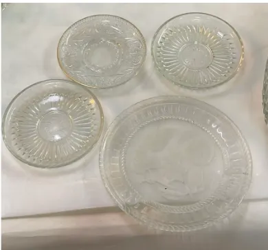 PLATOS DE VIDRIO LABRADOS VARIOS
