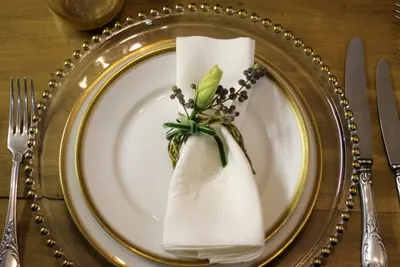 PLATO PLAYO- PORCELANA BLANCA  BORDE ORO 