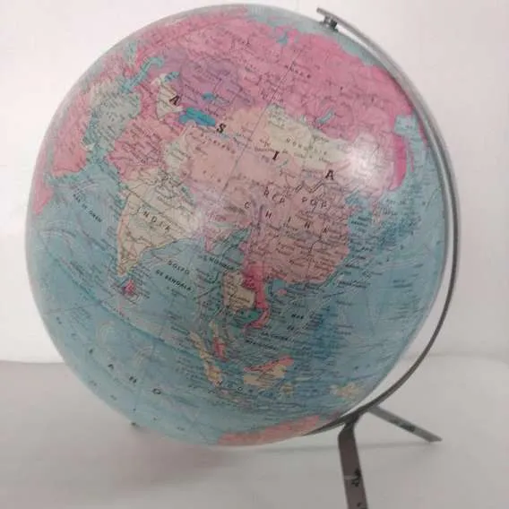 GLOBO TERRÁQUEO CON 3 PIES METAL PLATA "GLOBER"