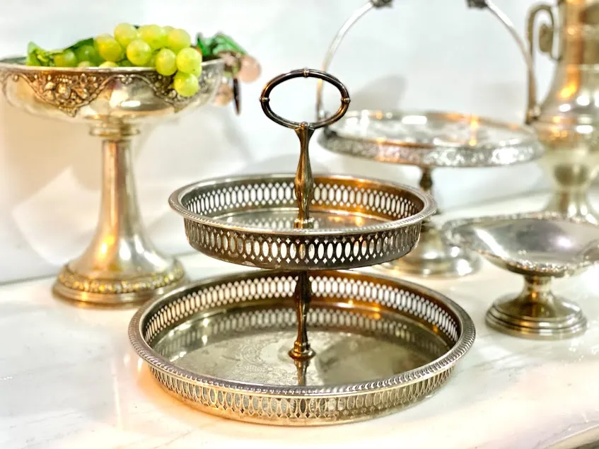 PORTA  MASA DE PLATA ANTIQUE 2 PISOS  CALADO ( Diam 28 cm x  alt 25 cm )