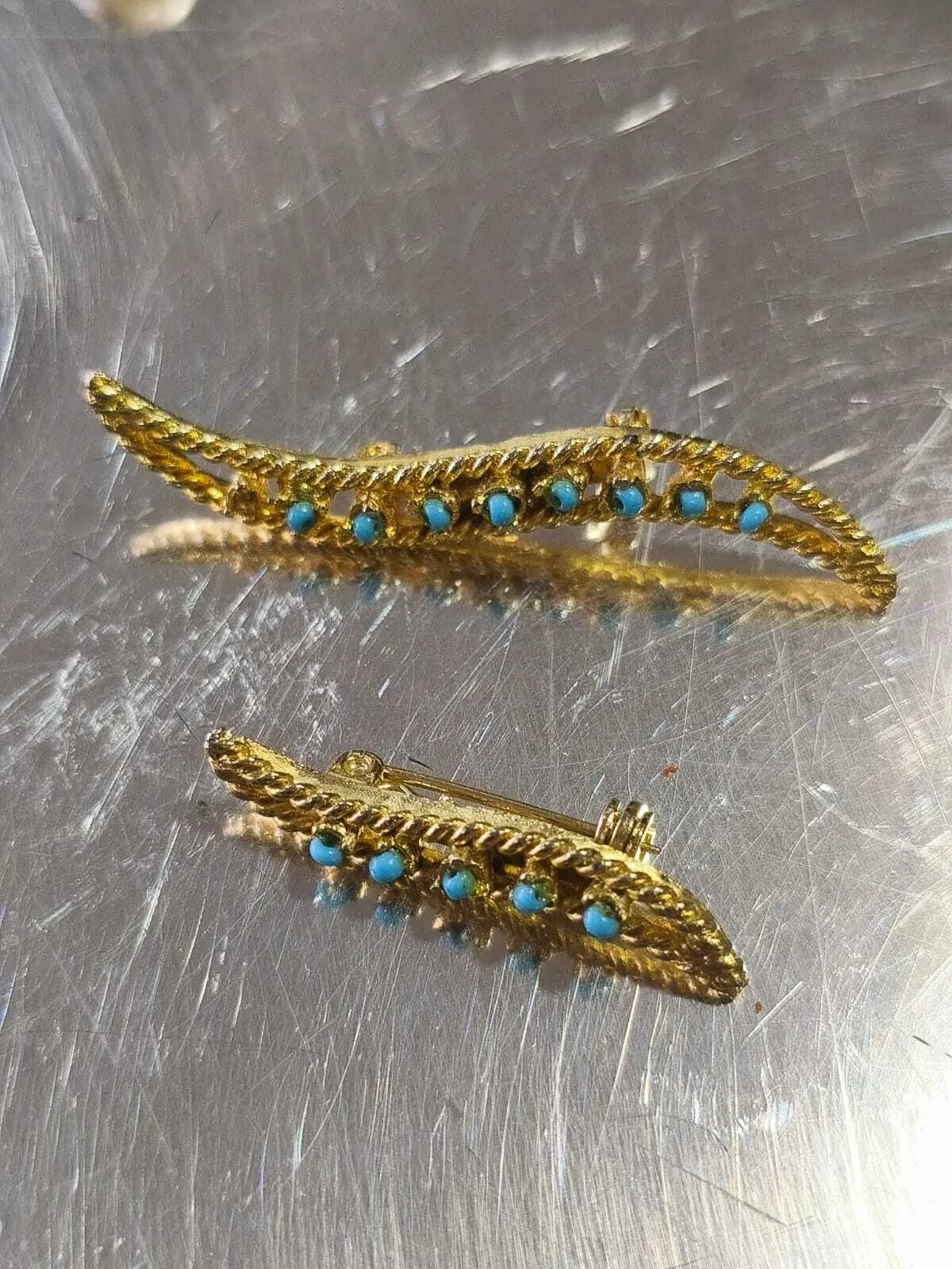 BROCHE ORO CON PIEDRITAS CELESTE  5 CM  Y 3 CM  