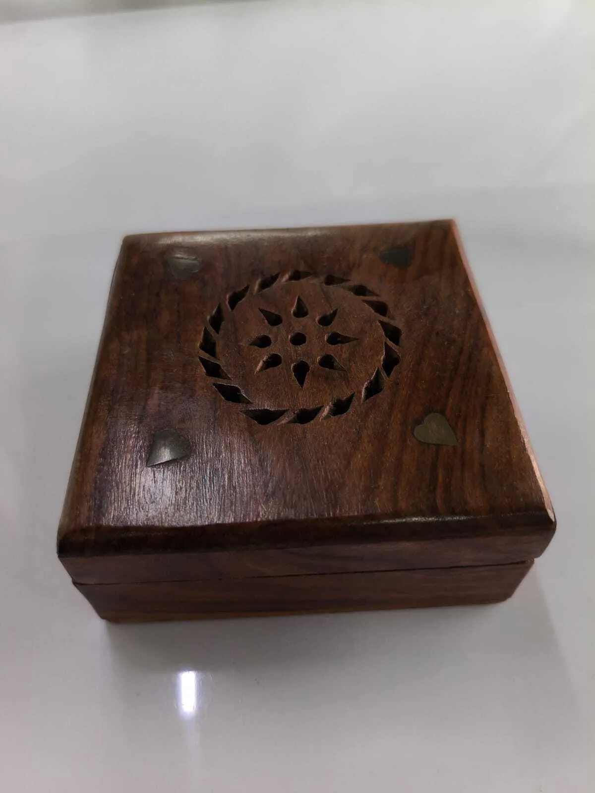 CAJITA DE MADERA LAQUEADA  10 X  10 X 4 CM 