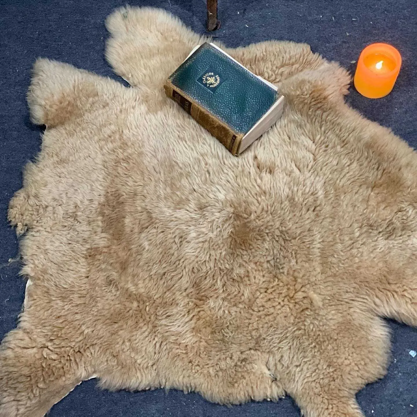 CORDERITO DE LANA NATURAL MEDIDA APROX 50 X 60 CM