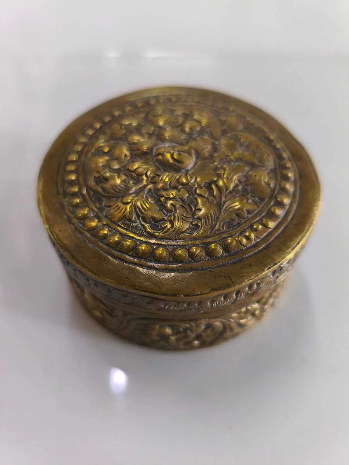 CAJA DE BRONCE REDONDA  REPUJADO "CBRR" Diam 8 x 4 cm 