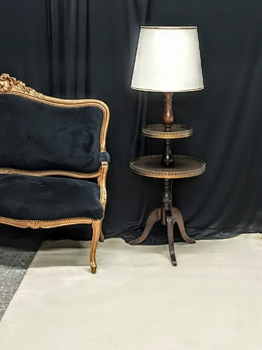 LAMPARA DE PIE CAOBA DOBLE PLANO Y BRONCERIA