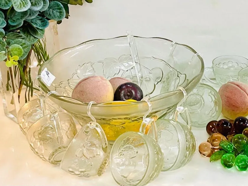 PONCHERA EN VIDRO  LABRADO CON  9  TAZAS + CUCHARON  (DIAM 32 CM )