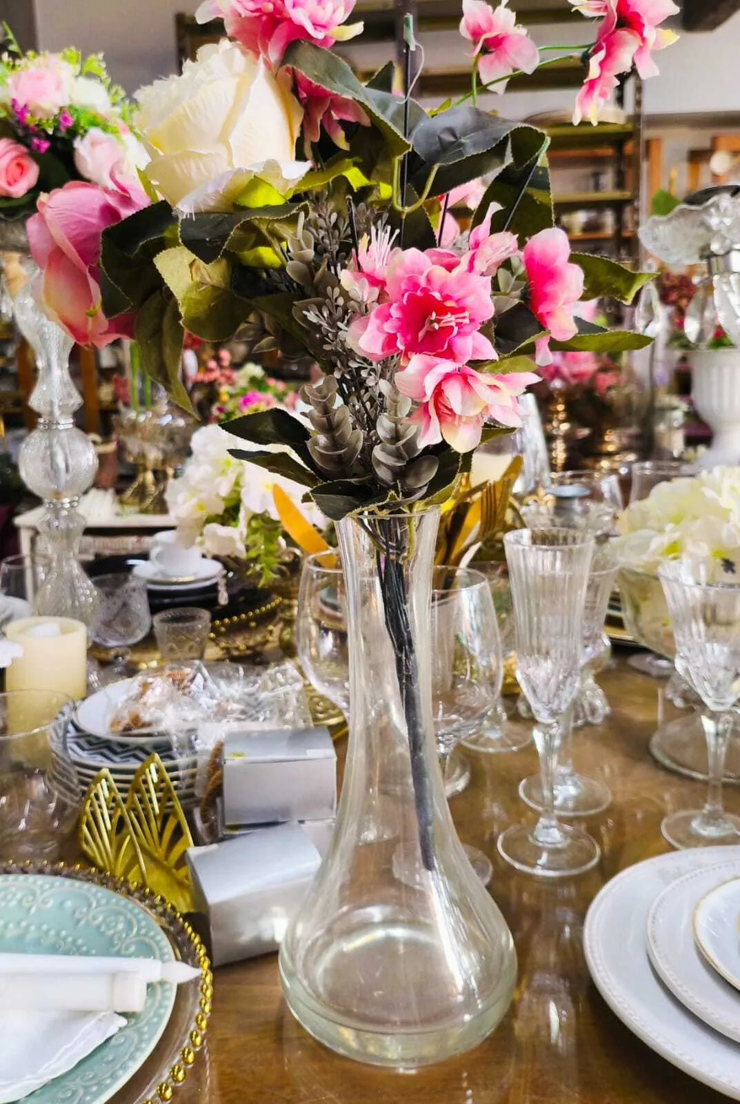 FLORERO DE CRISTAL GOTA Med: Diam boca 5 cm  Alto  30 cm  