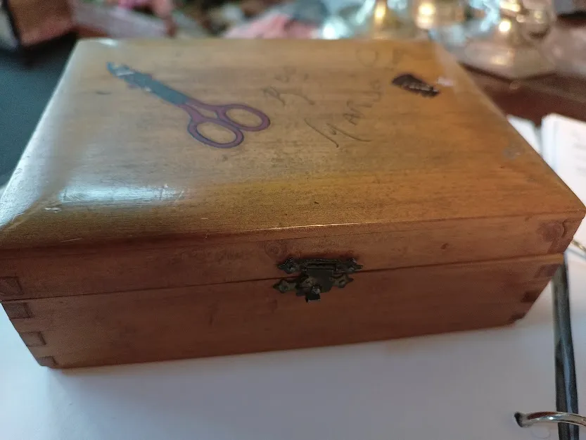 COSTURERO MADERA "RDO DE MAR DEL PLATA"  17 X 12 X6 CM