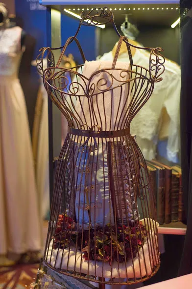 Maniqui Deco-Vintage en Hierro Oxido porta tarjetas / fotos .40 cm Alto 1.45mt .