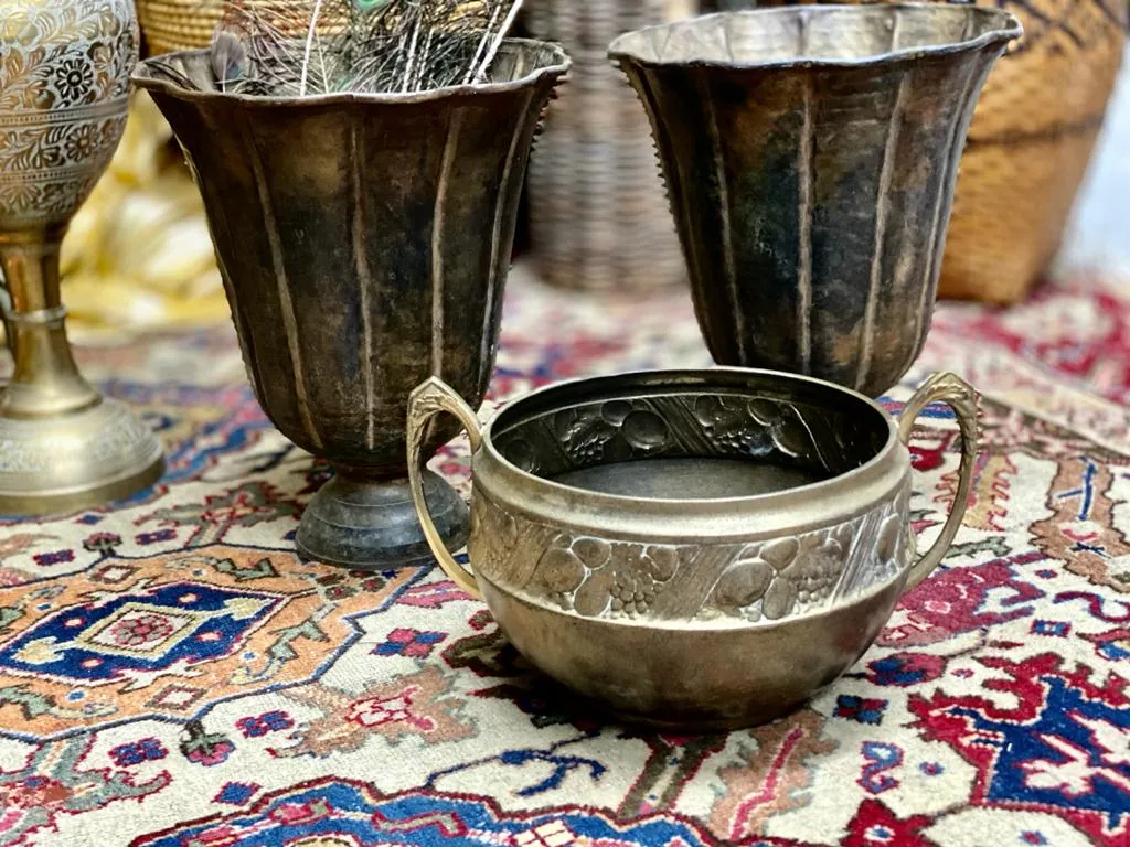 VASIJA DE BRONCE VIEJO CON ASAS BORDE FRUTAS "VB01"