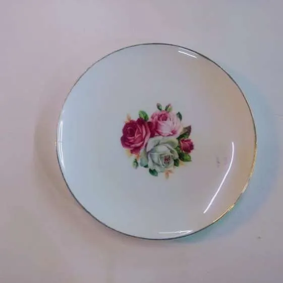PLATO DE POSTRE-VINTAGE CON FLOR CENTRAL  18 CM  Y  16 CM 