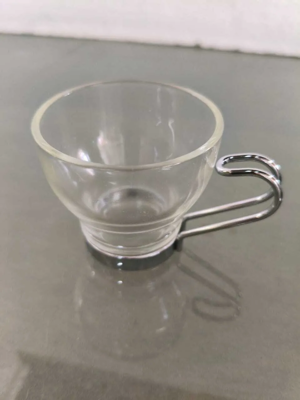 	 TAZA DE CAFE VIDRIO CON AZA PLATEADO SIN PLATO