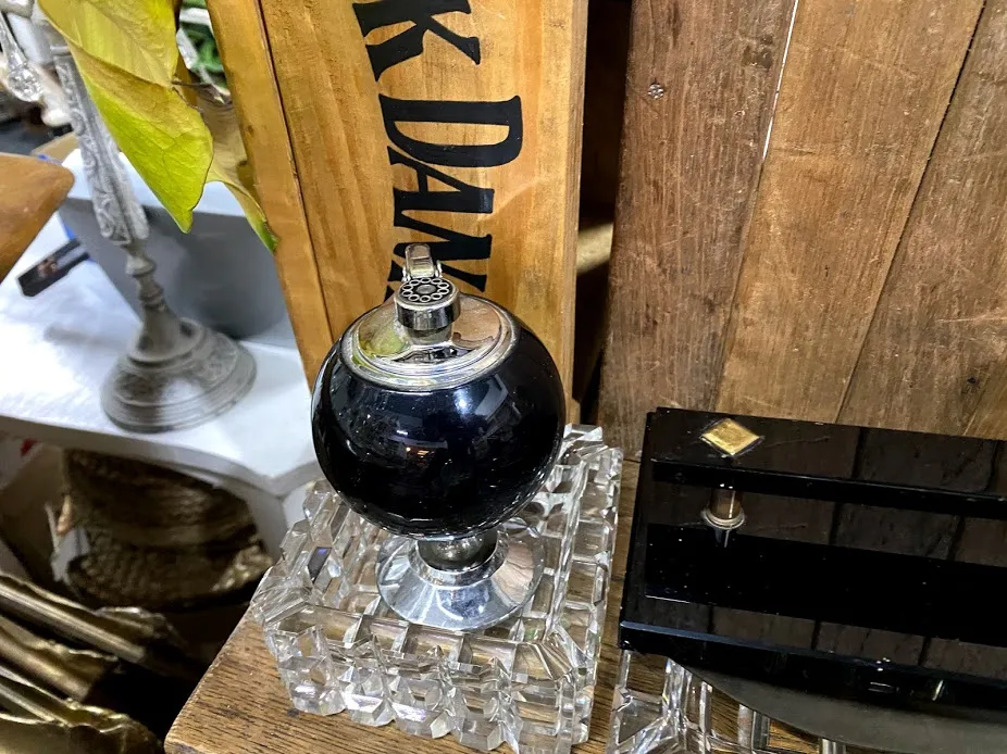 ENCENDEDOR DE MESA ART DECO NEGRO Y PLATIL