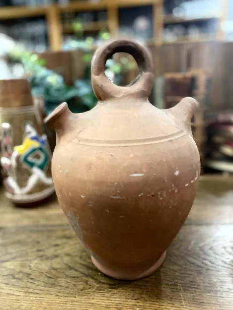 VASIJA DE BARRO CON 2 PICOS Y ARO  40 CM