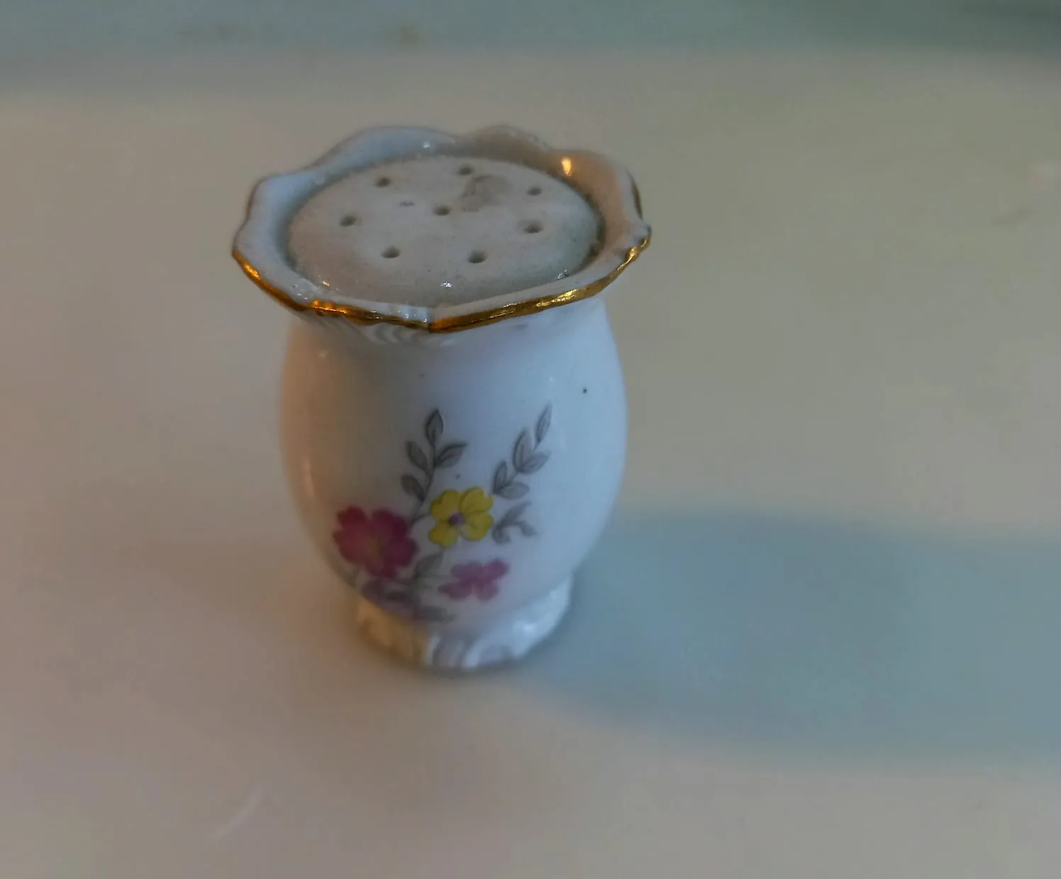 SALERITO DE PORCELNA  CON FLORCITA  6 X 4,5 CM