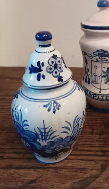 POTICH CHICO CERAMICA AZUL Y BLANCO  " PLUMAS" -  Alt. 16 cm