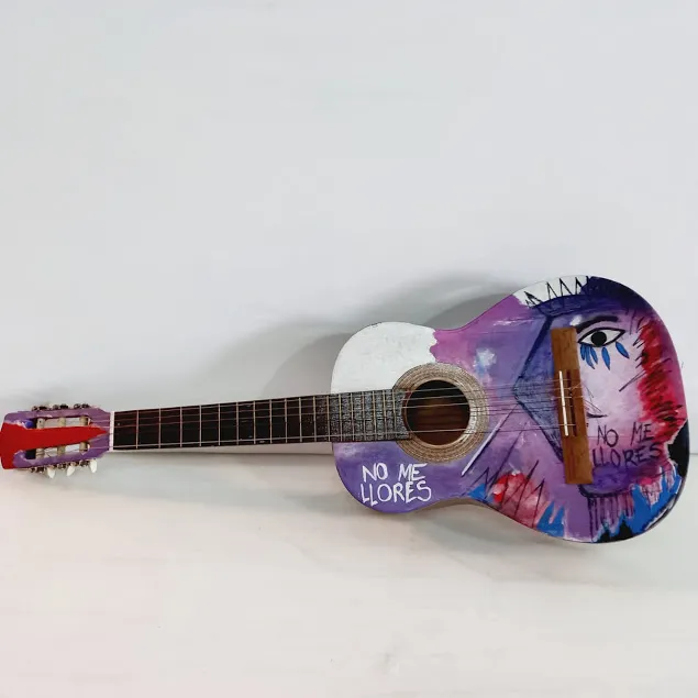 GUITARRA INTERVENIDA "NO LLORES"