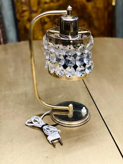 VELADOR  LAMPARA CON PANTALLA DE  CRISTALES . ALT 30 CM