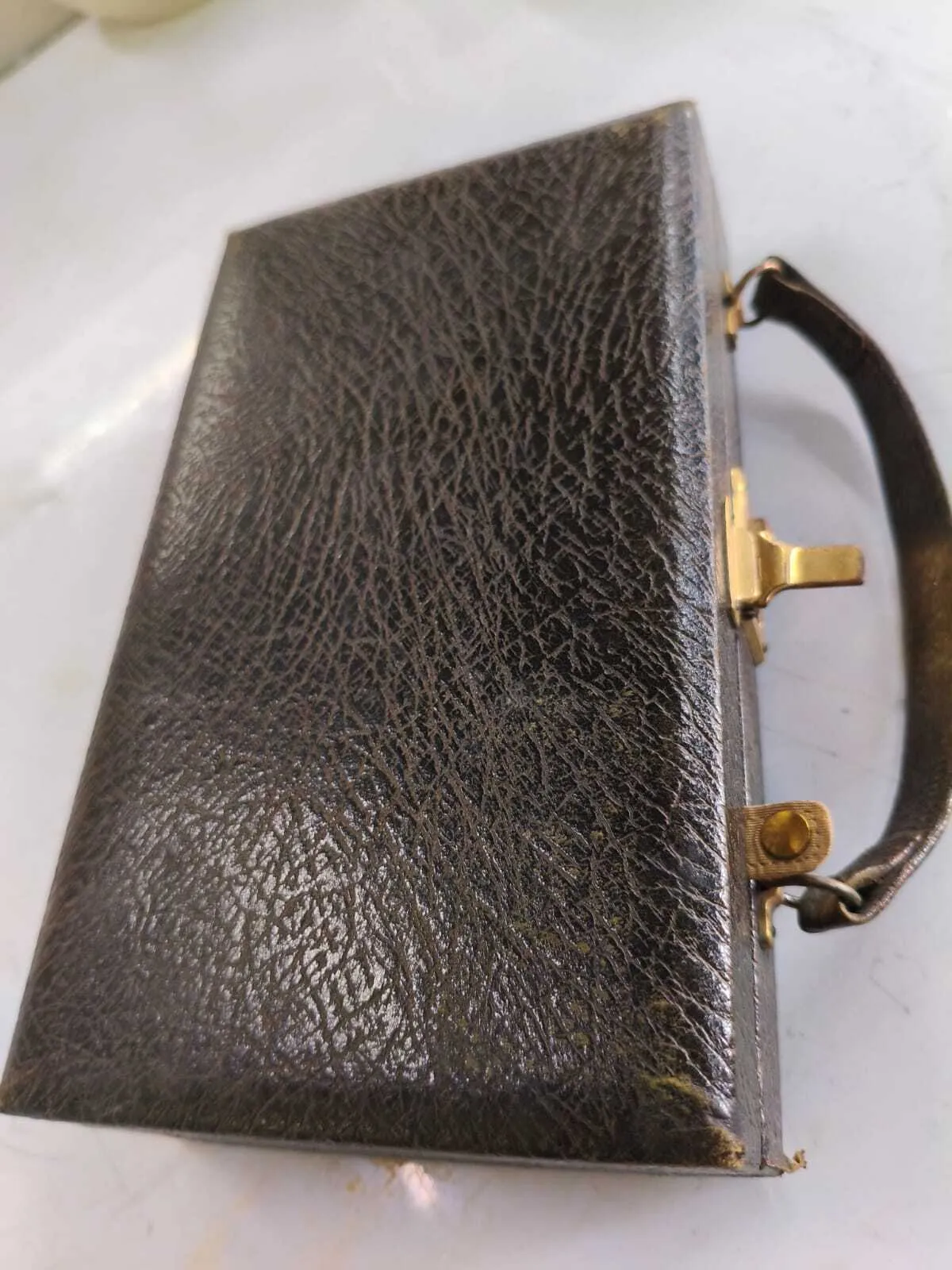 MINI VALIJITA  DE CUERO ANTIQUE. CON ESPEJO  Medidas  25 X 14 X 6 CM 