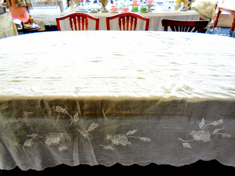 MANTEL LINO DE ORGANZA CON FLORES BORDADAS " LALI" -  1.80 X 3.40 MT 
