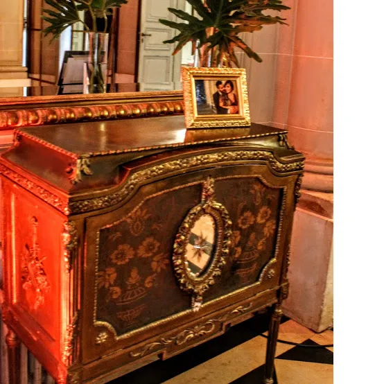 Gabinete FRANCES con Frente Brocato y espejo biselado   medida 0.90x 0. 40 alt 1,02 mt