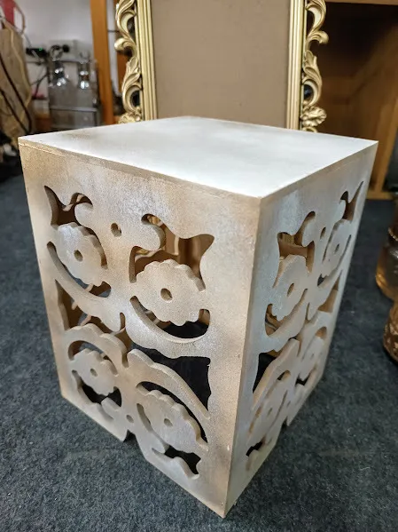 BASE DE MADERA TALLADO 20 X 20 X 26 CM ALT