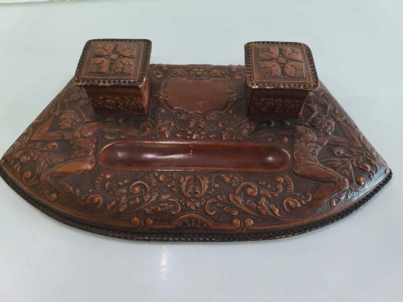 ESCRIBANIA TINTERO  CUERO REPUJADO HERCULES  45 X  25 CM 