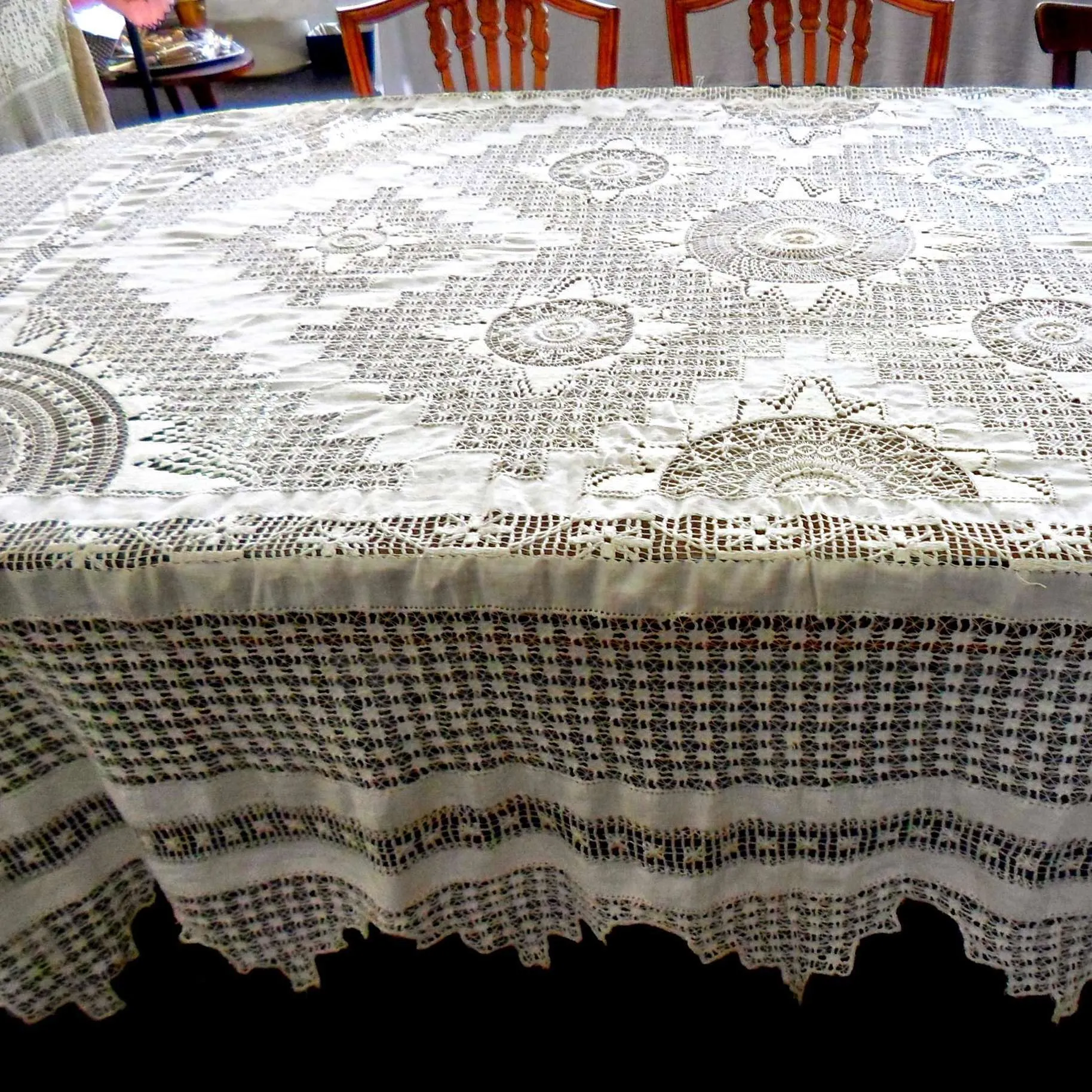 MANTEL CALADO  "SOLES  " 220 x 180 cm