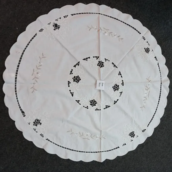 CARPETITA  REDONDA BORDADA  